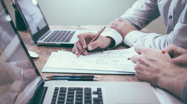 الفرق بين التدقيق اللغوي والتحرير اللغوي